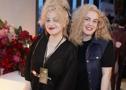 Lūk, ar kādu stilu var palepoties Rīgas modes nedēļas VIP apmeklētāji; 16.04.2026.