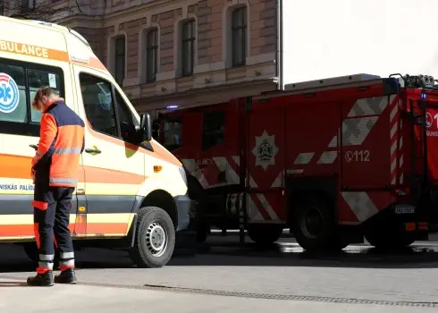 Ugunsgrēka likvidēšanas darbi daudzīvokļu ēkā Kļavu ielā