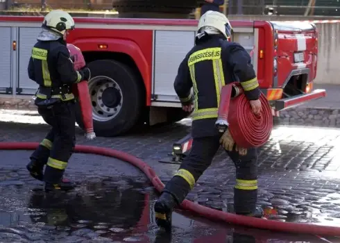 Uguns izpostītais bārs "The Sinners"