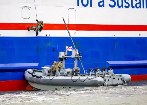 Iespaidīgi kadri no specvienības apmācībām uz prāmja