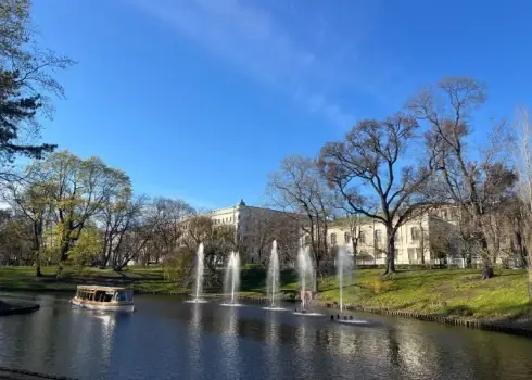 Rīgas pilsētas kanālā uzstādītas jaunas peldošās strūklakas