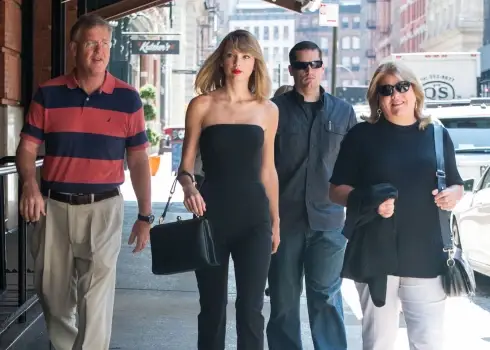 Teilore Svifta ar vecākiem