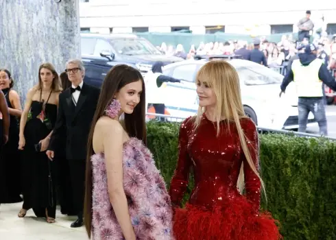No pasaku kleitām līdz mākslas instalācijām: "Met Gala 2026" spilgtākie tēli