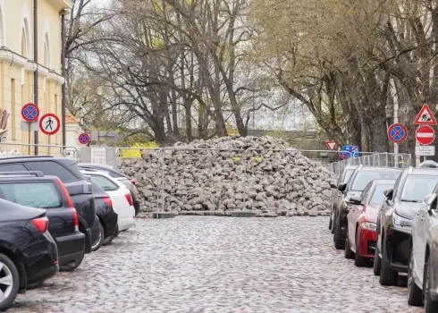 Vēsturiskā bruģa demontēšana Torņa ielā, Rīgā