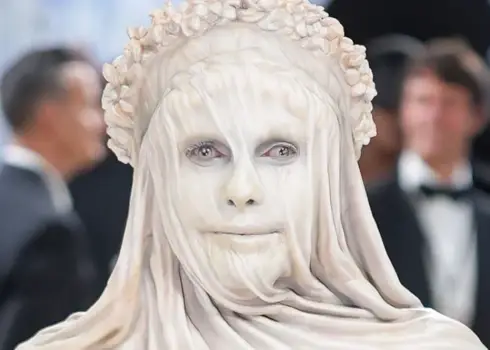 Heidija Kluma uz sarkanā paklāja pārvēršas par dzīvu marmora statuju