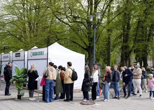 Cilvēki Esplanādē stāv rindā uz bezmaksas dzimumzīmju pārbaudi