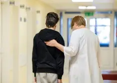 15 gadu vecais Laurīns pēc kritiena ar velosipēdu nokļuva dzīvības briesmās. Viņu izglāba ārsti un mammas spēks