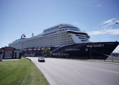Rīgas ostā piestājis iespaidīgais kruīza laineris “Mein Schiff 7”
