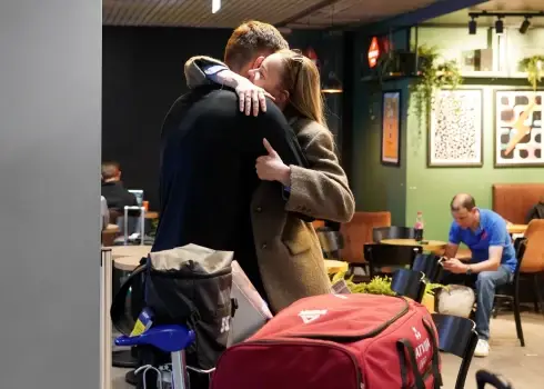Latvijas hokejisti sagaidīti Rīgas lidostā