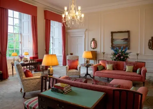 Apmeklētājiem atvērti karalienes Elizabetes II privātie apartamenti Holirūdhausas pilī Skotijā